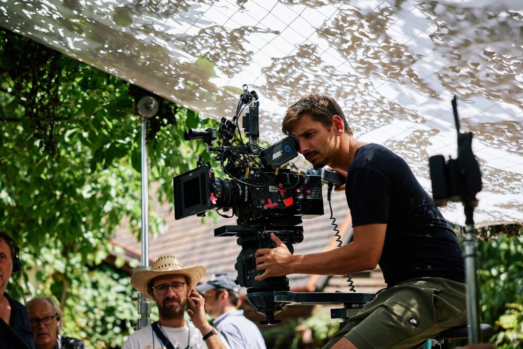 Fabian Meller at camera on set outdoors. © Fabio Eppensteiner