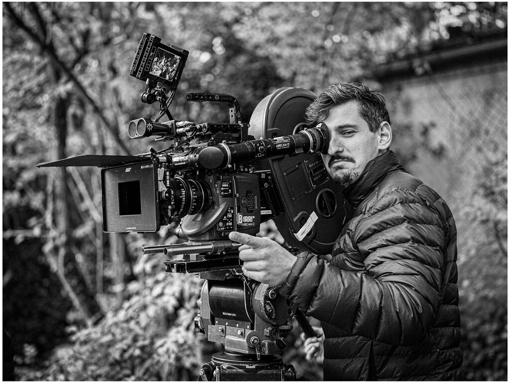 Fabian Meller operating ARRI camera on set, b&w. © Aurel Wunderer